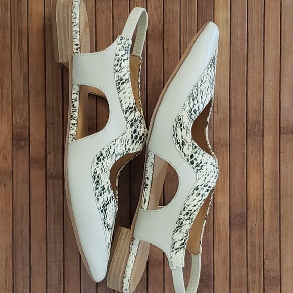 Sandals by Bill Blass. US 7. Flats - Picture 4 of 5